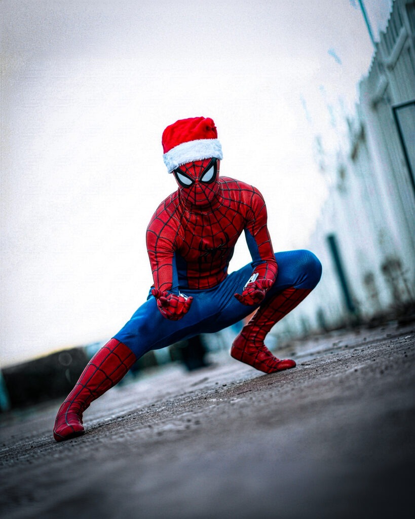 Spid3y in posa dinamica da Spider-Man all’XMAS Comics 2025 di Torino.